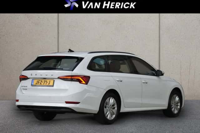 Škoda Octavia (2021) thumbnail 4