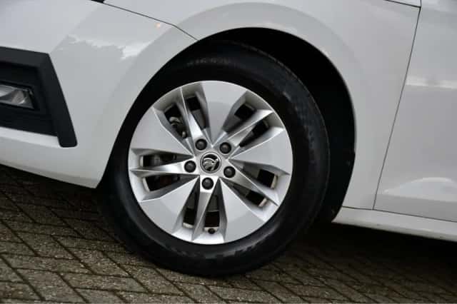 Škoda Octavia (2021) thumbnail 5