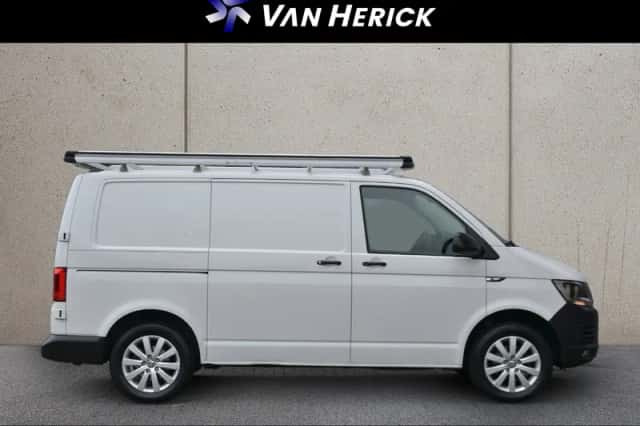 Volkswagen Transporter (2017) thumbnail 3