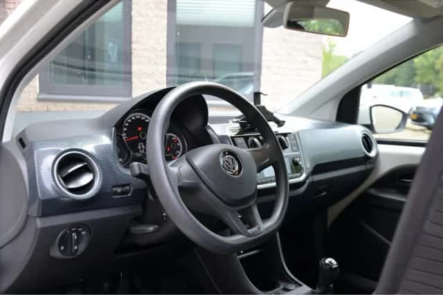 Volkswagen Up! (2017) thumbnail 6