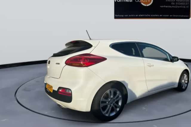 Kia Ceed (2015) thumbnail 1