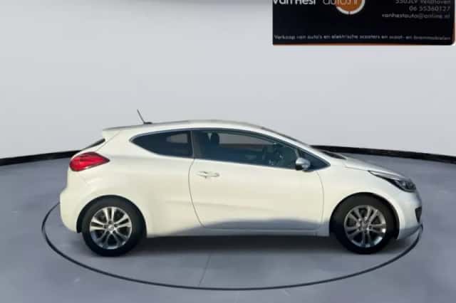 Kia Ceed (2015) thumbnail 2