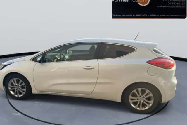 Kia Ceed (2015) thumbnail 3
