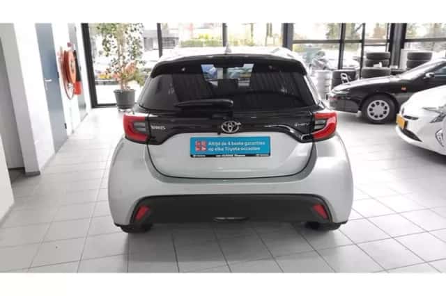 Toyota Yaris (2024) thumbnail 3