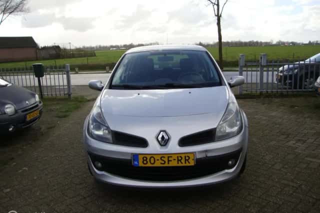 Renault Clio (2005) thumbnail 2