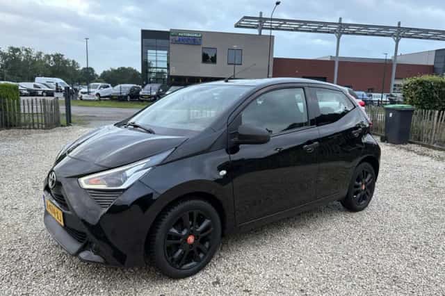 Toyota Aygo (2022) thumbnail 1