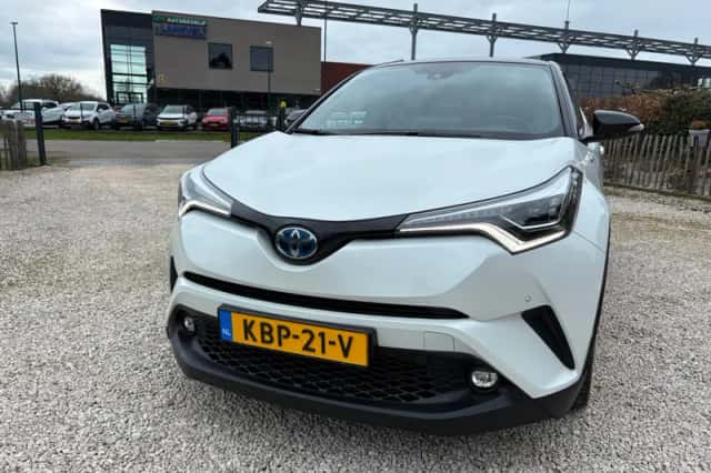 Toyota C-HR (2019) thumbnail 2