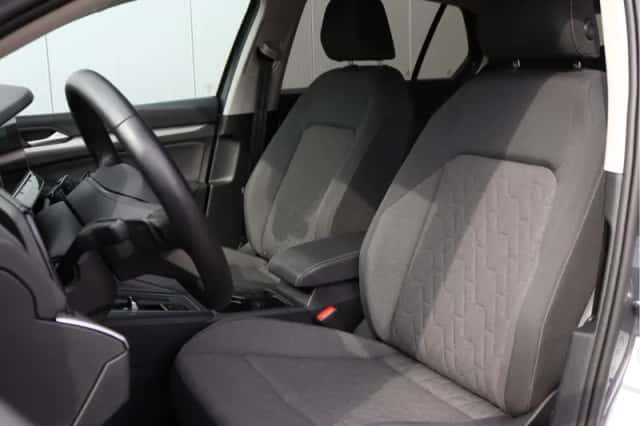 Volkswagen Golf (2024) thumbnail 4