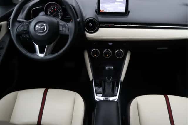 Mazda 2 (2015) thumbnail 3