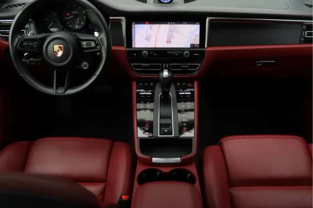 Porsche Macan (2021) thumbnail 3