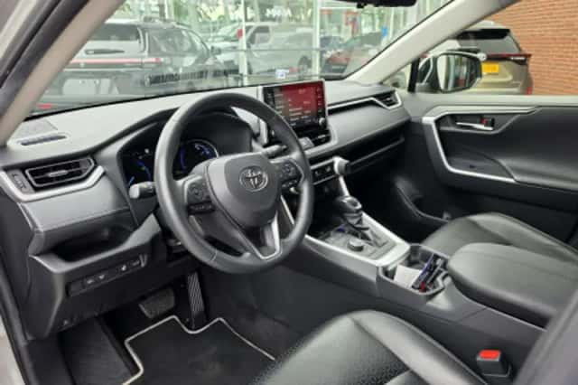 Toyota RAV4 (2021) thumbnail 2
