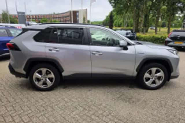 Toyota RAV4 (2021) thumbnail 6