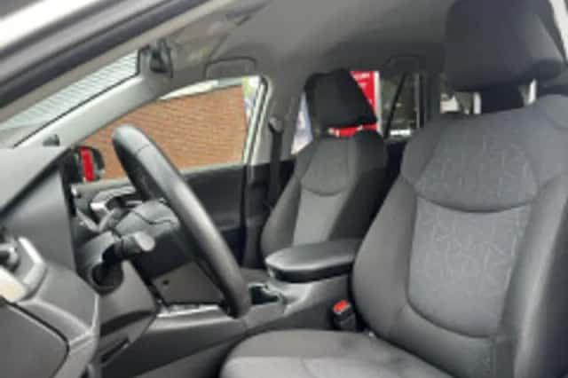 Toyota RAV4 (2024) thumbnail 3