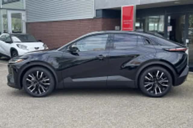 Toyota C-HR (2026) thumbnail 3