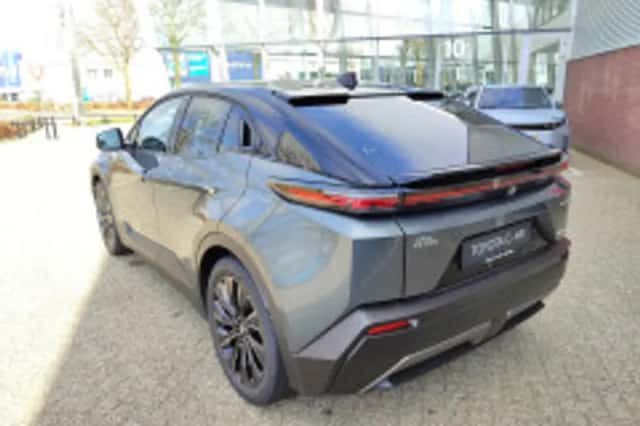 Toyota C-HR (2026) thumbnail 3