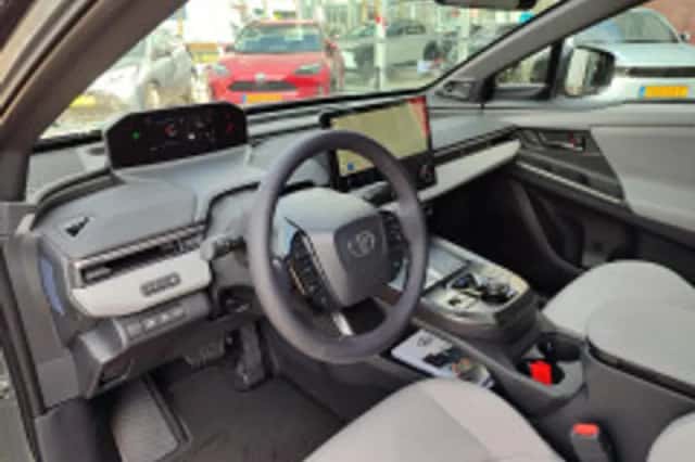 Toyota C-HR (2026) thumbnail 4