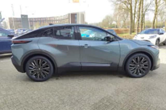 Toyota C-HR (2026) thumbnail 6