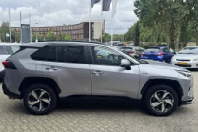 Toyota RAV4 (2022) thumbnail 3