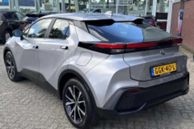 Toyota C-HR (2024) thumbnail 3