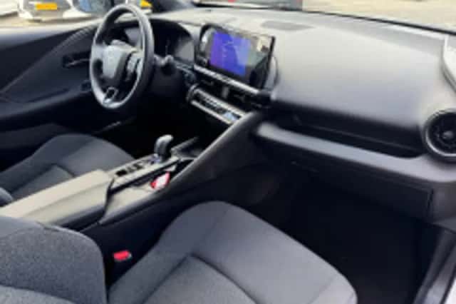 Toyota C-HR (2024) thumbnail 4