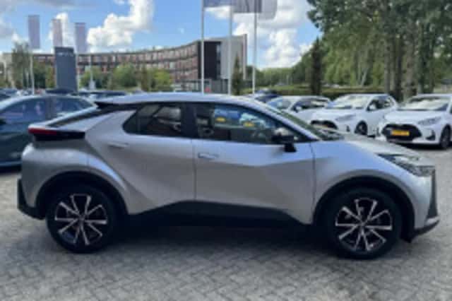 Toyota C-HR (2024) thumbnail 6