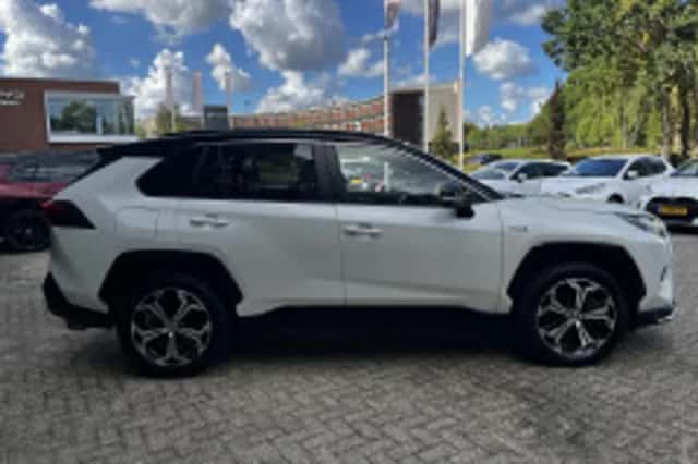 Toyota RAV4 (2022) thumbnail 6