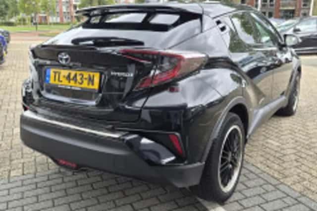 Toyota C-HR (2018) thumbnail 3
