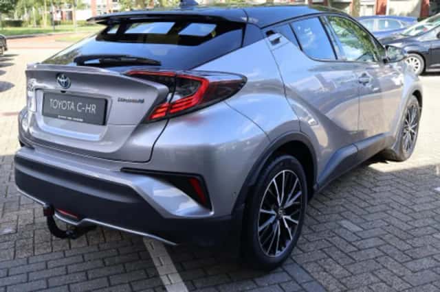 Toyota C-HR (2019) thumbnail 2