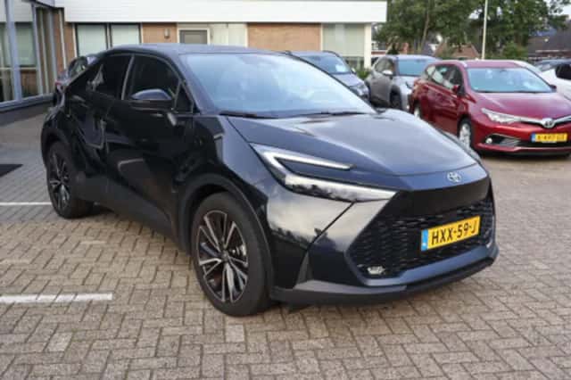 Toyota C-HR (2025) thumbnail 2