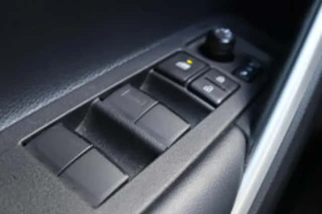 Toyota Corolla Cross (2024) thumbnail 5