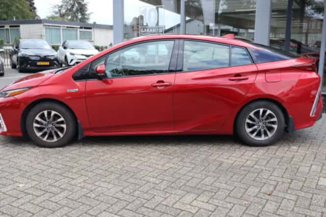 Toyota Prius (2018) thumbnail 2