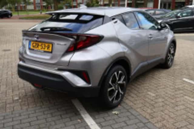 Toyota C-HR (2021) thumbnail 3