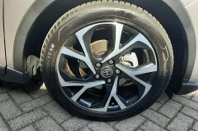 Toyota C-HR (2021) thumbnail 5