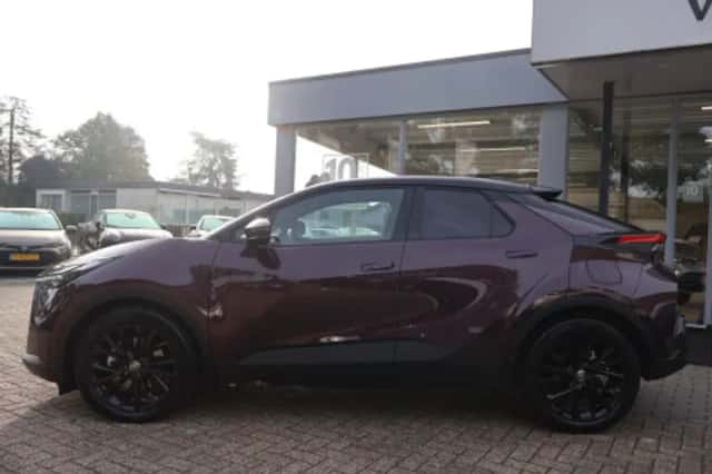 Toyota C-HR (2025) thumbnail 2