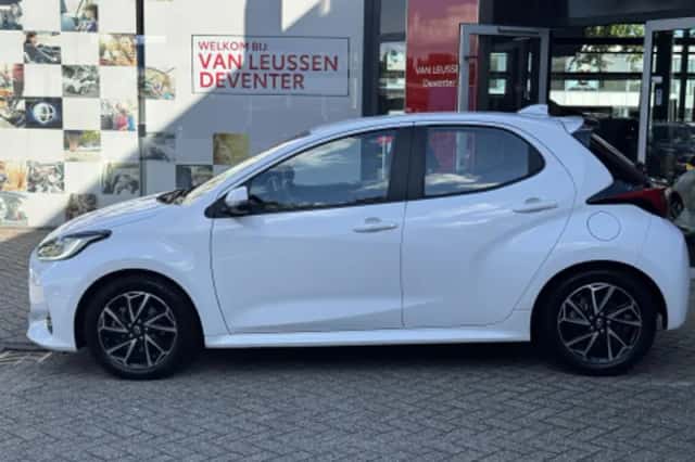 Toyota Yaris (2023) thumbnail 2