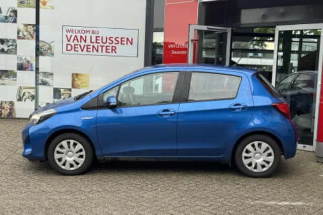 Toyota Yaris (2016) thumbnail 2
