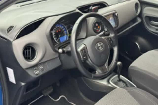 Toyota Yaris (2016) thumbnail 3