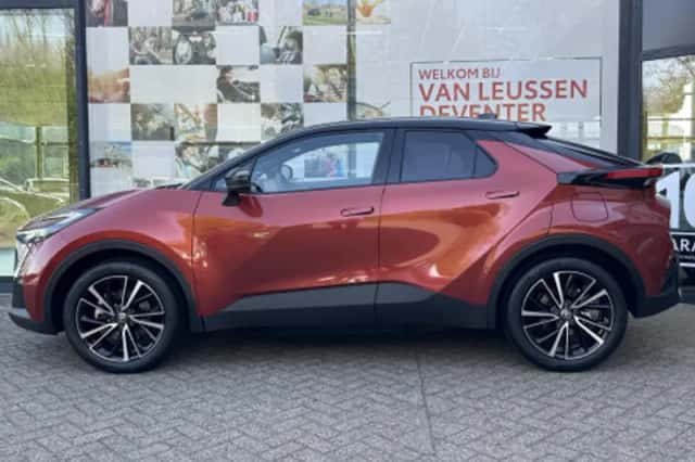 Toyota C-HR (2026) thumbnail 2