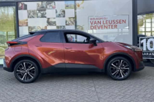 Toyota C-HR (2026) thumbnail 3