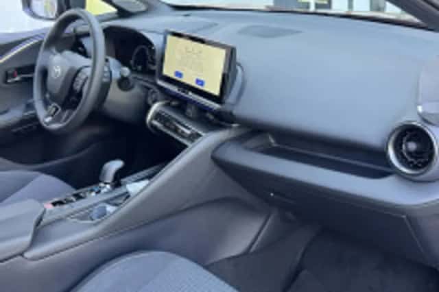 Toyota C-HR (2026) thumbnail 4