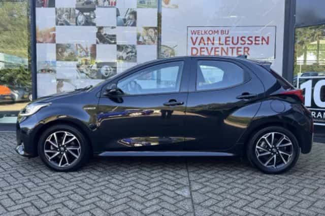 Toyota Yaris (2021) thumbnail 2