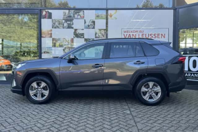Toyota RAV4 (2024) thumbnail 2