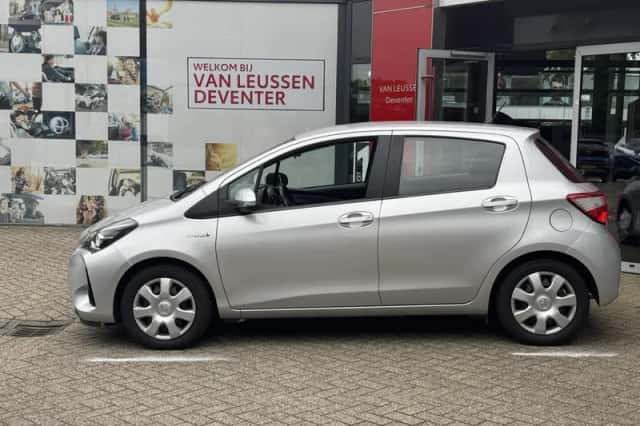 Toyota Yaris (2020) thumbnail 3