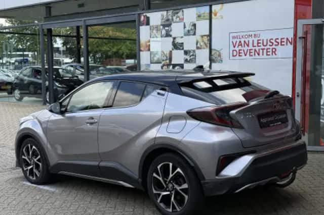 Toyota C-HR (2017) thumbnail 2