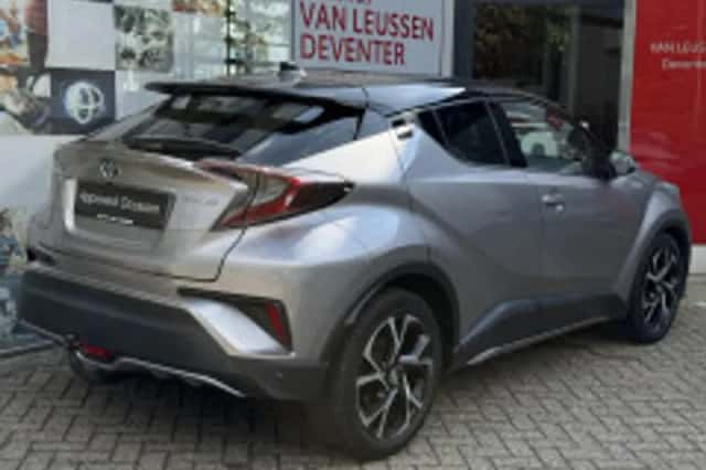 Toyota C-HR (2017) thumbnail 4