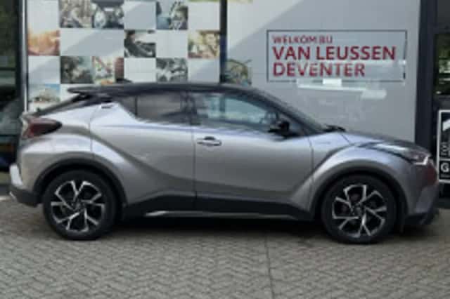 Toyota C-HR (2017) thumbnail 5