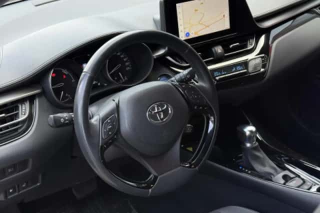 Toyota C-HR (2023) thumbnail 2