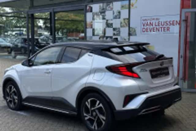 Toyota C-HR (2023) thumbnail 3