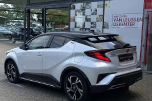 Toyota C-HR (2023) thumbnail 4