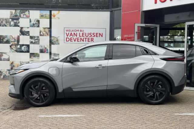 Toyota C-HR (2026) thumbnail 2